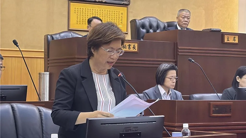 彰化縣長王惠美21日到議會報告,副議長許原龍坐主席位。(圖/中國時報,孫英哲攝)
