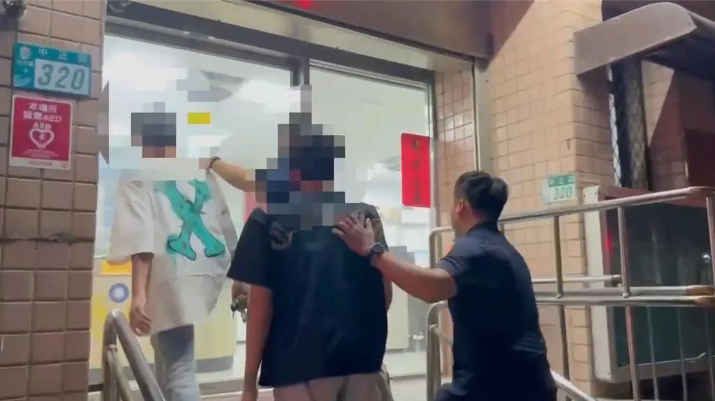 19歲殷姓大學生、21歲彭姓無業男子涉嫌攀爬淡江大橋隨意塗鴉，遭警方跨區逮捕。（圖／翻攝畫面）