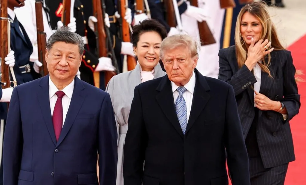 彭麗媛訪美秀流利英文，與梅蘭妮亞紅毯自然交談引熱議。（圖／路透）
