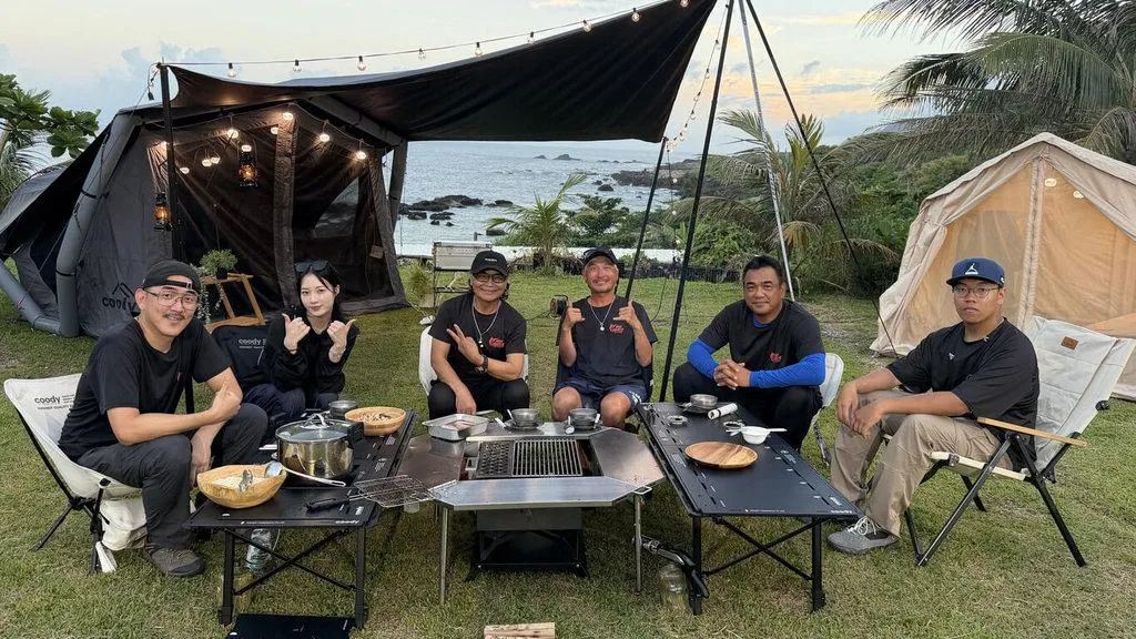 《寶島漁很大》主持群ELI(左)、沈文程(左3)、KID(右3)邀請「台灣巨砲」陳金鋒(右2)帶著兒子陳瑞陽(右),以及台鋼啦啦隊WING STARS成員Mingo(左2)一起錄製節目,陳金鋒感性表示釣魚不只是釣魚,更讓他看見台灣美麗風景。(圖/三立提供)