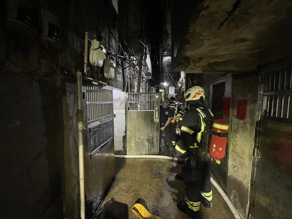 基隆市中船路1間民宅25日凌晨發生火警，消防人員撲滅火勢，後續由火災調查人員進入採證，釐清起火原因，82歲獨居詹姓老翁不幸葬身火窟。（基隆市消防局提供，下同）