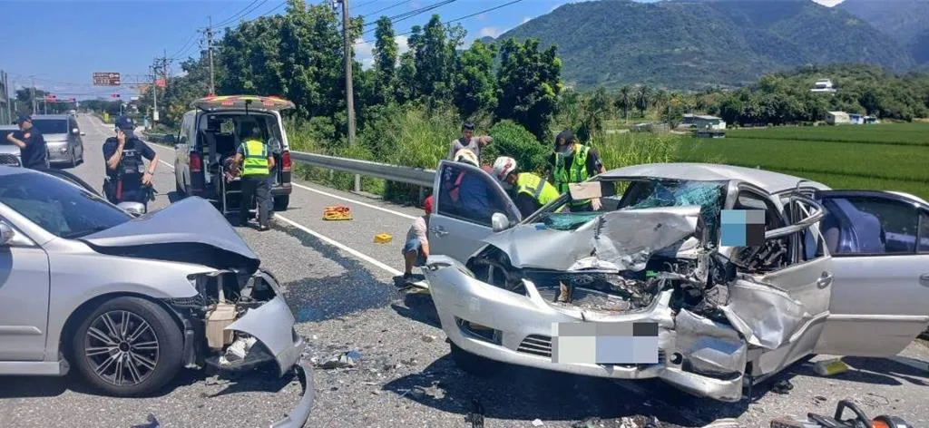 事故現場2輛轎車車體支離破碎,顏男轎車左前車頭嚴重變形、擋風玻璃全碎。(圖/花蓮縣消防局提供)