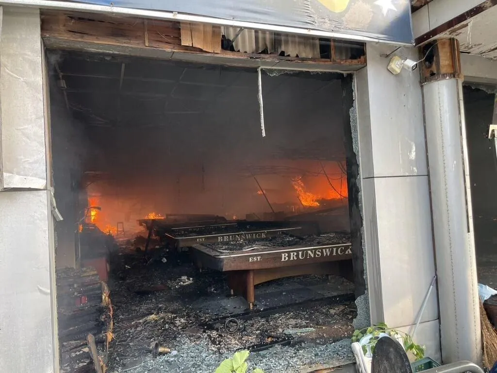 台南市佳里區1間撞球館26日火警，消防人員趕往灌救，無人傷亡。（圖／台南市政府消防局提供）