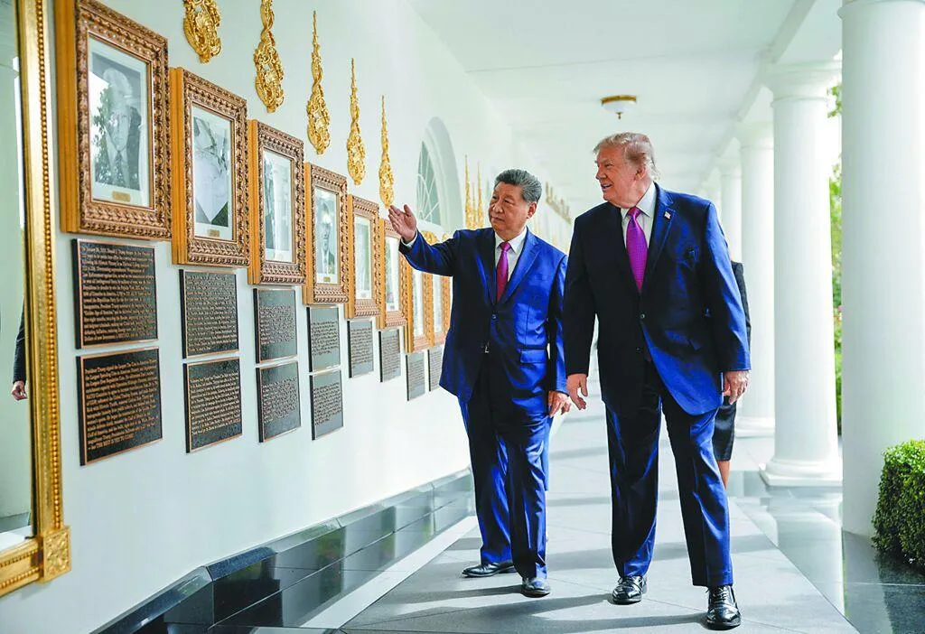 圖為24日川普(右)和習近平(左)參觀白宮柱廊的「總統星光大道」。(圖/路透)