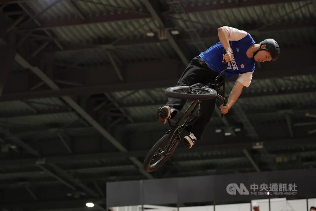 2026愛知名古屋亞運BMX自由式項目26日於愛知縣國際展示場舉行，台灣選手鄭喬鴻（圖）騰空展現高難度姿勢及技術。中央社記者翁睿坤名古屋攝