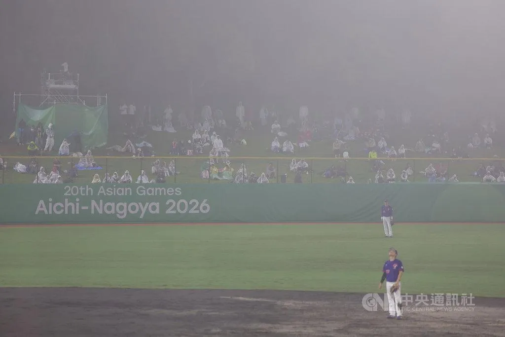 2026愛知名古屋亞運棒球中日大戰26日晚間在岡崎中央綜合公園棒球場舉行，但受天氣影響，現場雨霧瀰漫，外野視野不佳。中央社記者翁睿坤名古屋攝