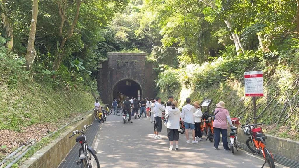 親子旅客騎乘舊草嶺自行車道,東北角國家風景區迎出遊潮。(圖/觀光署提供)
