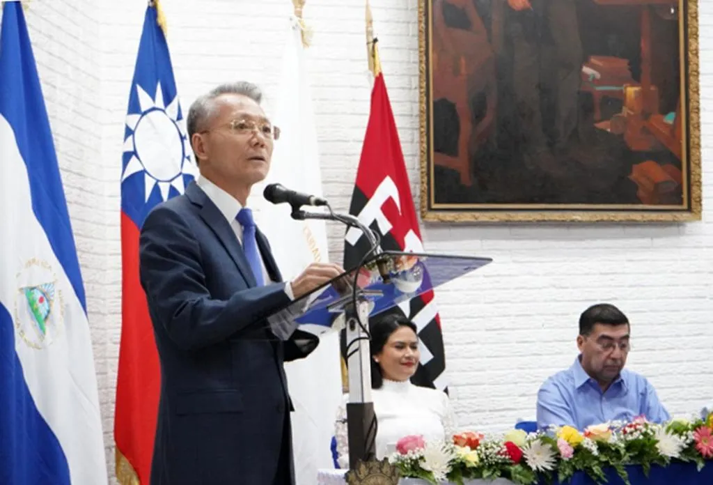 2021年台尼斷交,駐尼國前大使吳進木(左一)遺作中透露,是因為台灣「選擇與美國站在一起,主動放棄尼加拉瓜」,控訴政府卸責、加上網軍帶風向,讓他淪為「蒙冤大使」。(圖/摘自僑委會官網資料照)