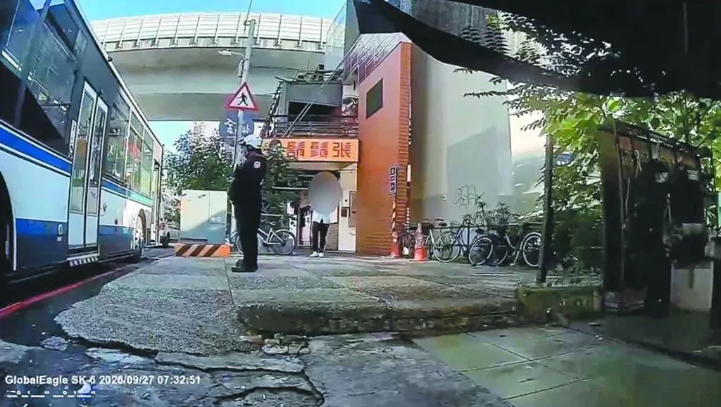 警方趕抵處理，陳姓客運司機驚恐地站在一旁。（圖／警方提供）