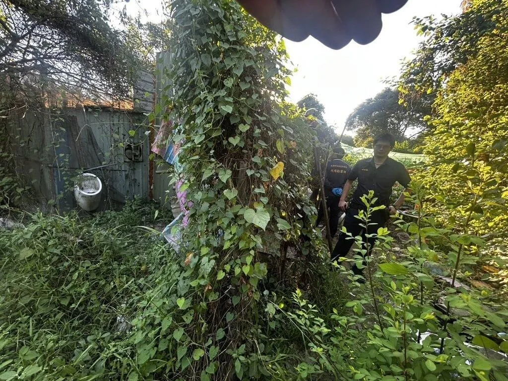 高雄市政府警察局岡山分局29日接獲民眾通報,指橋頭區農場路發現一具遺體,經派員檢視,該具遺體呈乾燥狀態,暫時無法辨認外觀,現場無打鬥痕跡,初步排除外力介入,全案將依法報請橋頭地檢署檢察官相驗。(圖/高雄市政府警察局岡山分局提供)