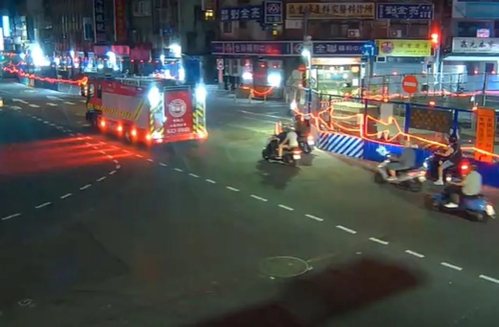 消防隊趕往現場灌救。（圖／翻攝台北市道路監視器畫面）