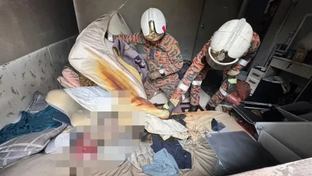 警消破門時發現起火點是床墊，當下正放著一具充電中的充氣娃娃。（圖／翻攝當地轄區消防隊社群）