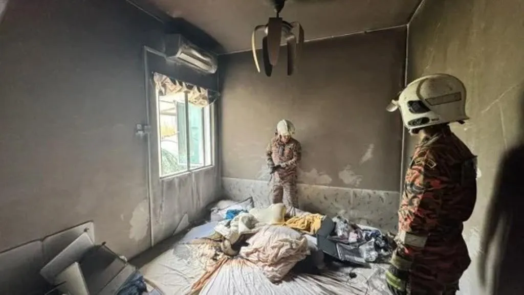 警消破門時發現起火點是床墊，當下正放著一具充電中的充氣娃娃。（圖／翻攝當地轄區消防隊社群）