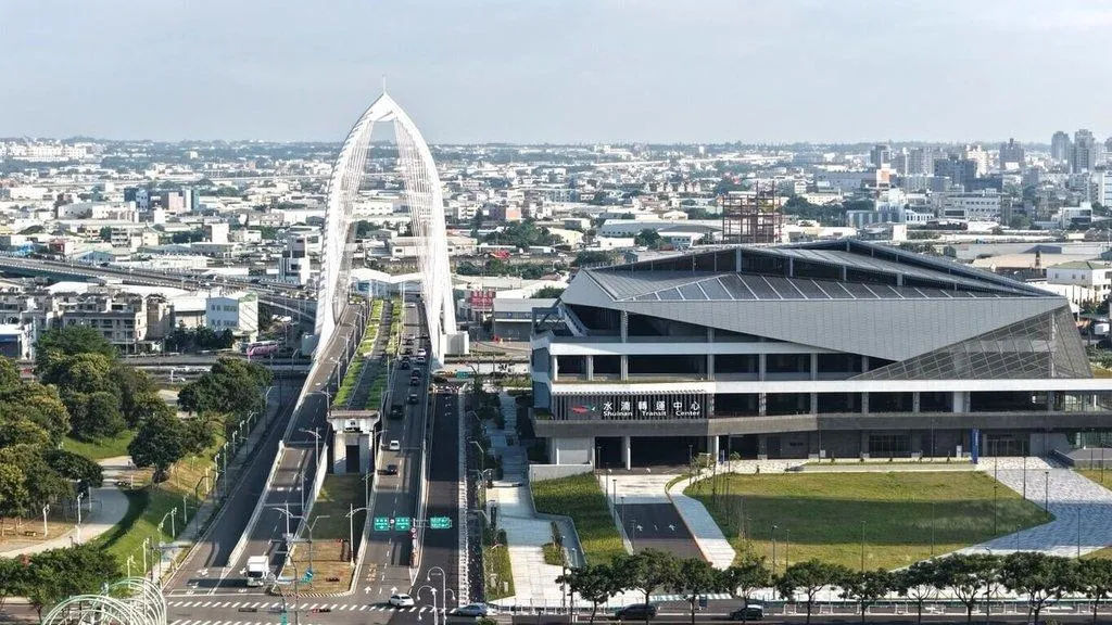 台中水湳轉運中心30日起將有國光、統聯及台中客運等業者所屬國道客運進駐,9條行經中清路的國道客運路線將停靠水湳轉運中心,打造便捷高效轉乘環境。(圖/中市府提供)