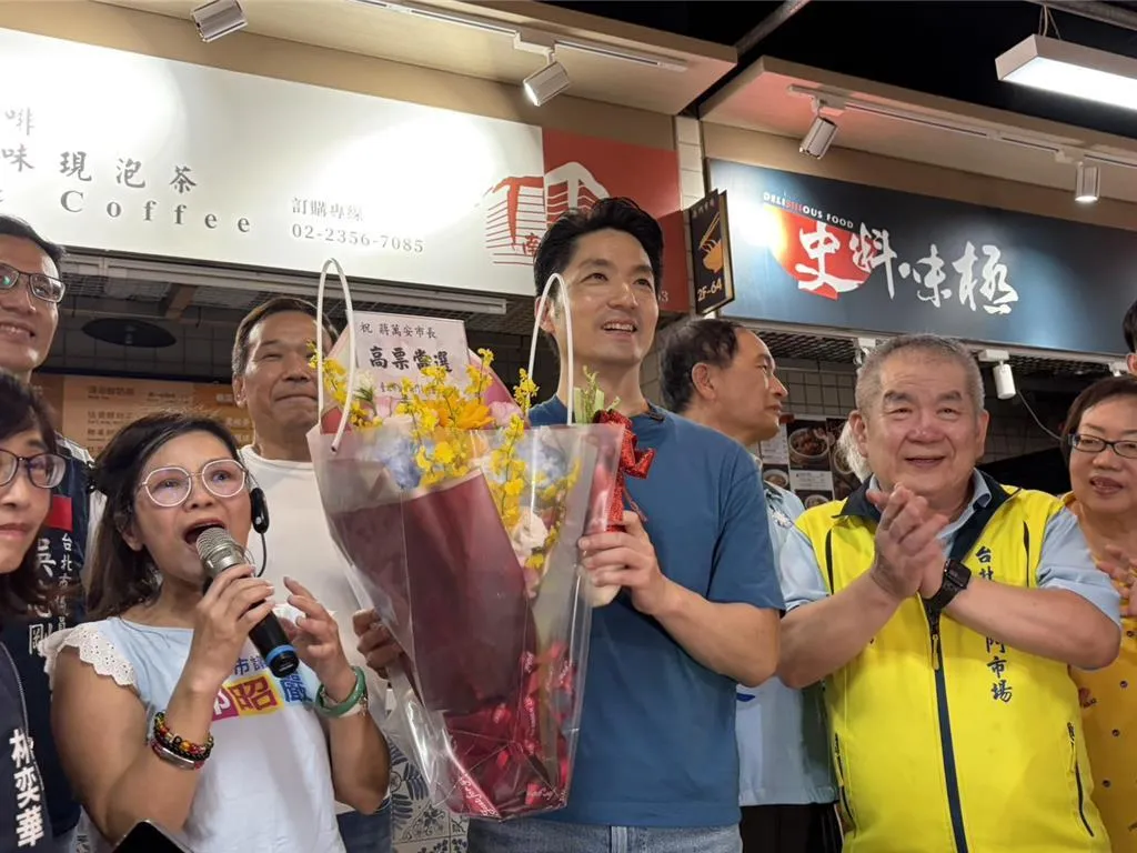 蔣萬安30日赴南門市場平安宴致意，被觀察比同場的沈伯洋人氣高。（圖／中國時報，袁茵攝）