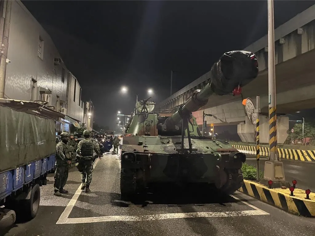 國軍M109A5自走砲車2025年於漢光演習中不慎擦撞停靠路邊車輛(報系資料照)