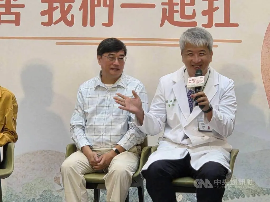 56歲王先生（左）發現肝癌時，腫瘤已超過15公分，比皮球還大，經免疫加標靶治療後腫瘤縮小，再接受手術切除，至今已存活4年多。台大癌醫院長吳耀銘（右）說明。(圖/中央社)