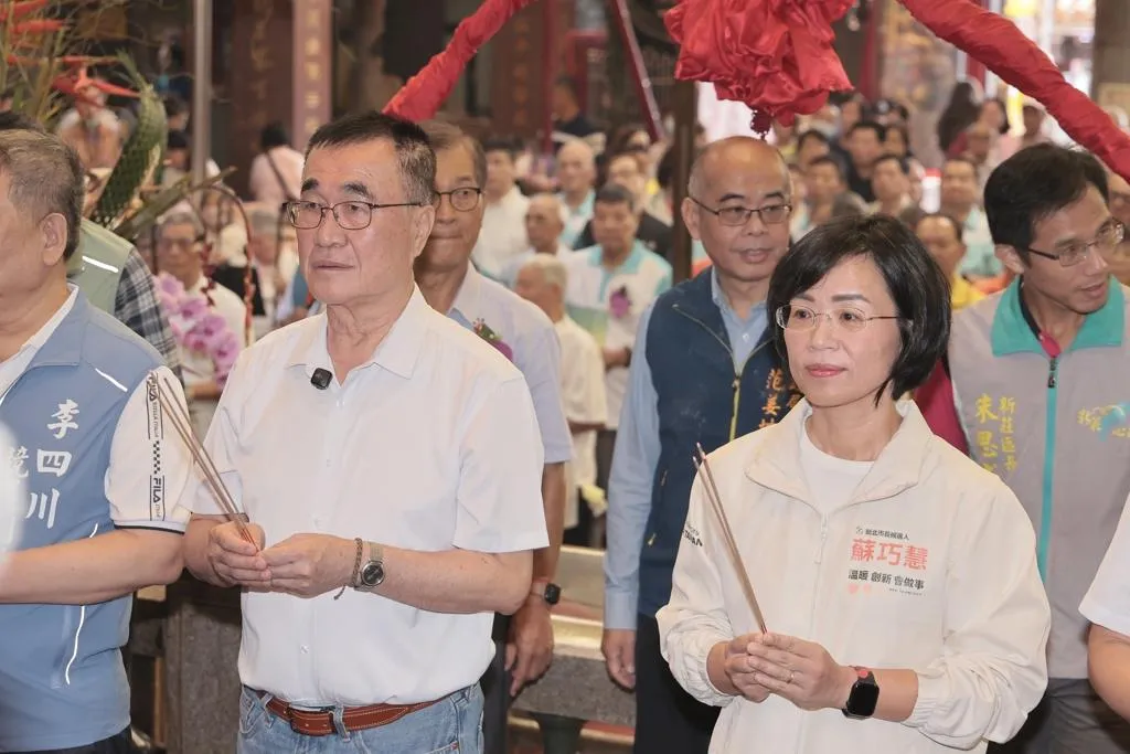 李四川（前左）與蘇巧慧（前右）同台出席新莊地藏庵地藏王菩薩聖誕典禮三獻禮法會。（圖/資料照）