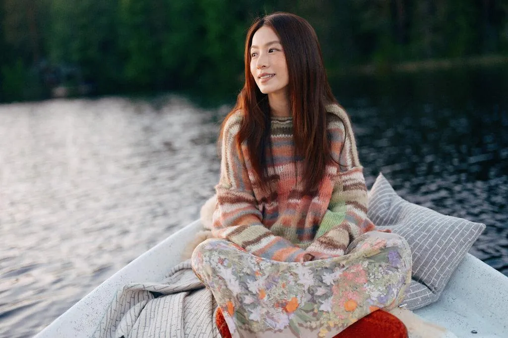 歌手田馥甄推出新專輯《要去什麼地方》，遠赴北歐法羅群島拍攝，由於和攝影是兩人團隊出發，從造型、化妝、訂車票等大小事，全都得自己來。（圖／何樂音樂提供）