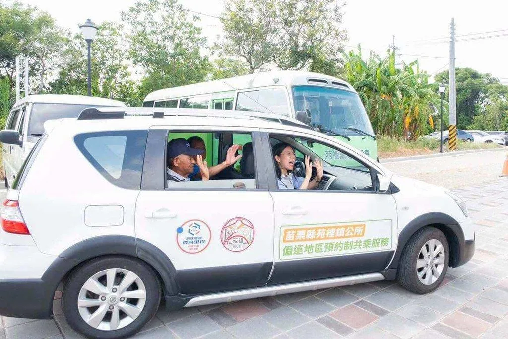 苗栗縣苑裡鎮結合國科會研究計畫及裕隆集團公益車輛資源,推出偏遠地區預約制共乘服務,2日起試辦,將持續蒐集搭乘情況作為後續調整與評估擴大依據。(圖/苑裡鎮公所提供)
