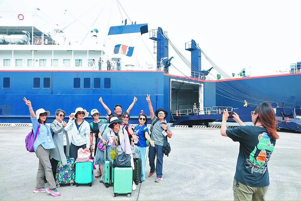 澎湖輪首次「安平─馬公」試航,從台南安平港載521名旅客前往澎湖馬公。(圖/台南市政府提供)