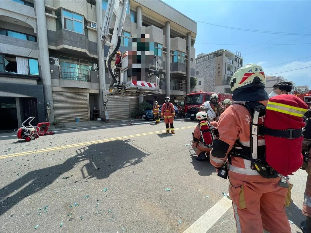 新竹市北區聯興路一棟透天厝疑似發生氣爆,3樓一名男子受困陽台。(圖/新竹市消防局提供)