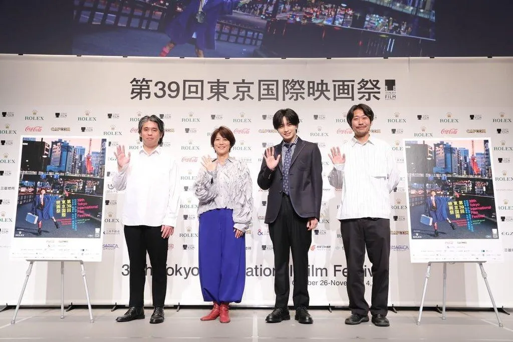 第39屆東京國際影展將在東京日比谷、有樂町、丸之內及銀座地區舉行,1日在東京舉行片單公布記者會,擔任影展導覽大使的日本男星中島健人(右2),以及入選主競賽單元的日本導演池田曉(左1)、三島有紀子(左2)及山本英(右1)出席。(圖/東京國際影展提供)