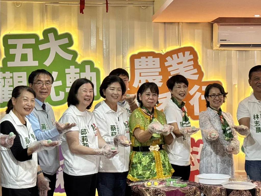 台南市議長邱莉莉(左3)3日首度站台陳亭妃(右3)。(圖/中國時報,曹婷婷攝)