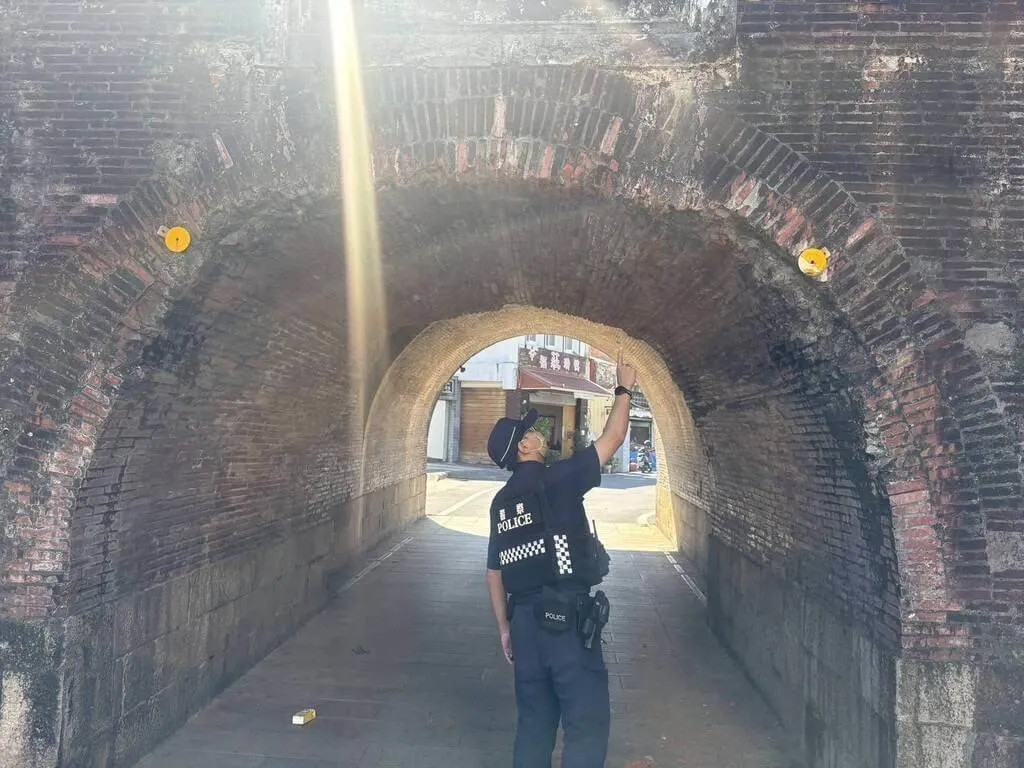 百年國定古蹟恆春古城西門3日遭撞，恆春警方獲報到場勘查城牆受損狀況。（恆春警方提供）