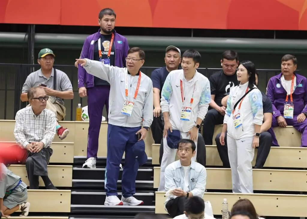 運動部長李洋(中排右2)預計4日返台。(圖/中華代表團提供)