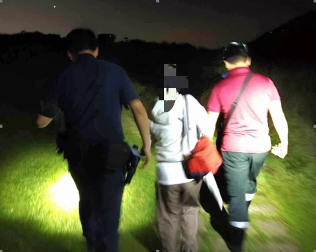 近日深夜,1名鄭姓女子在陽明山擎天崗健走遭遇濃霧迷途,因體力不支且手機快沒電緊急求助。(圖/翻攝畫面)
