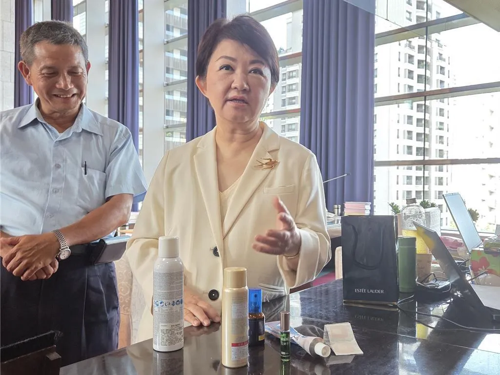 台中市長盧秀燕5日分享如何保養喉嚨，並秀出隨身攜帶的「百寶袋」。（中時温予菱攝）