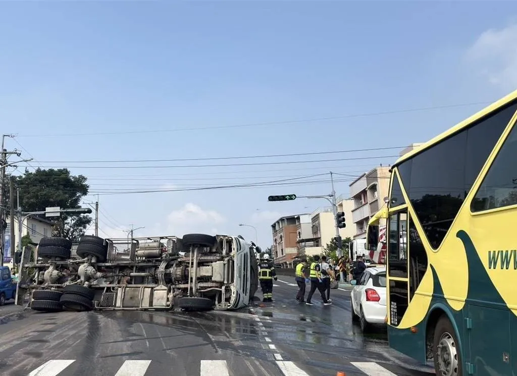 南投草屯中潭公路與富德街口昨（5）日發生混凝土預拌車側翻，滿地混凝土。（圖／草屯分局提供）
