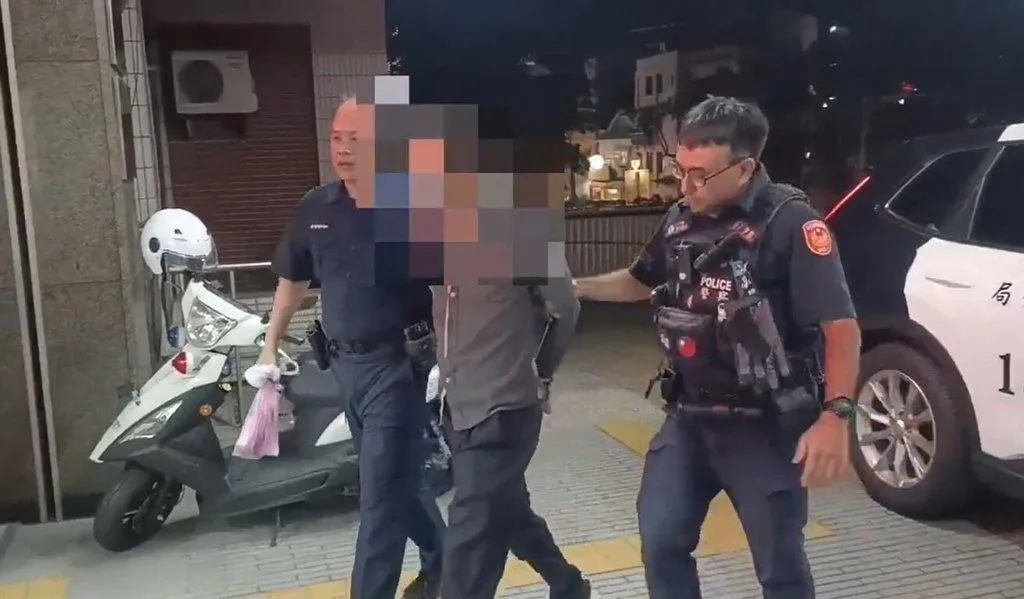 警方循線於1小時內逮捕涉案李男（中）到案，依殺人未遂等罪嫌移送。（圖／警方提供）
