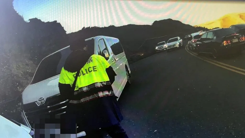 國慶連假合歡山區湧現人車潮，有駕駛逆向行駛，也有人併排停車，南投縣警察局仁愛分局加強取締違規行為。（圖／警方提供）