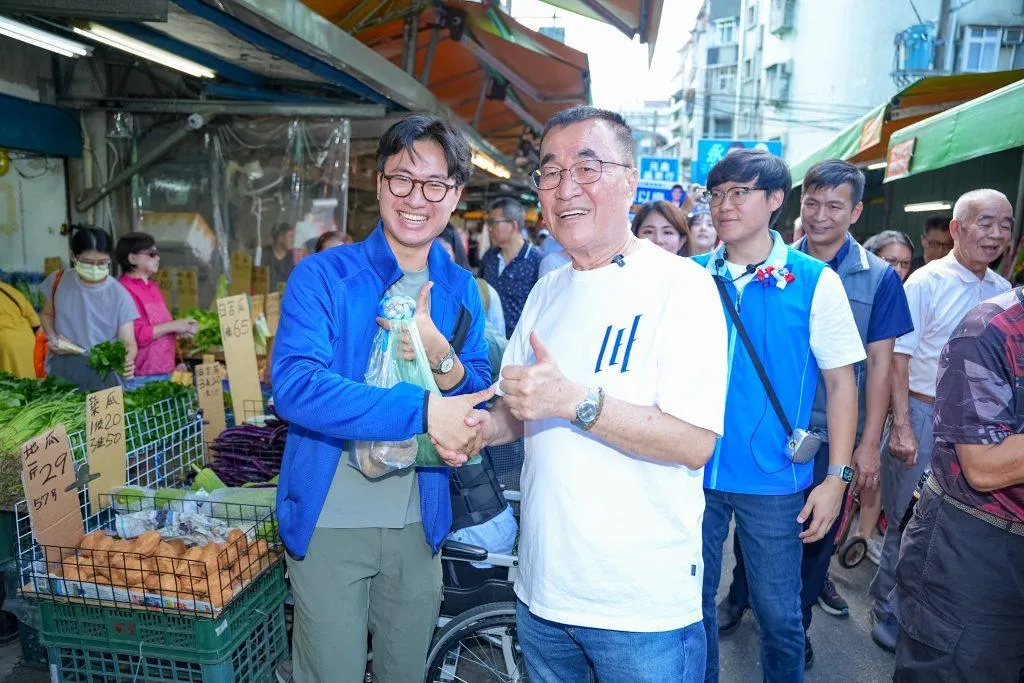 不少民眾搶著與李四川握手和合照。(圖/李四川競辦提供)