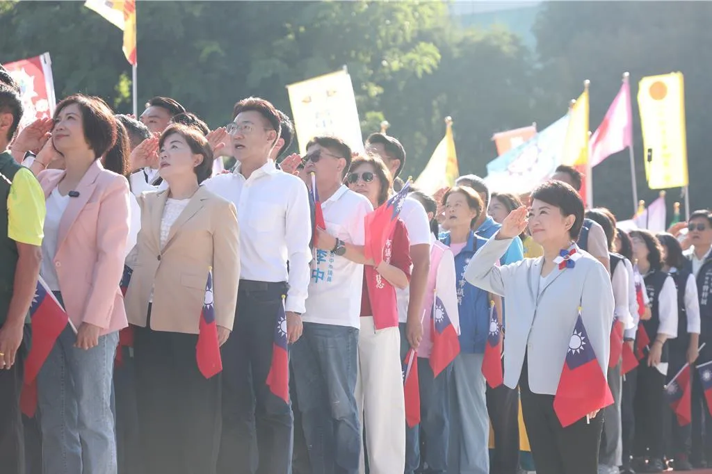台中市政府10日舉行國慶升旗典禮，市長盧秀燕、國民黨市長參選人江啟臣、民進黨市長參選人何欣純3人罕見同框升旗。（報系資料照）