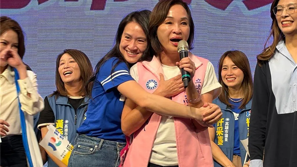 柯志恩女兒以「陽光女孩」之姿驚喜登台，母女合體相擁。（中時柯宗緯攝）