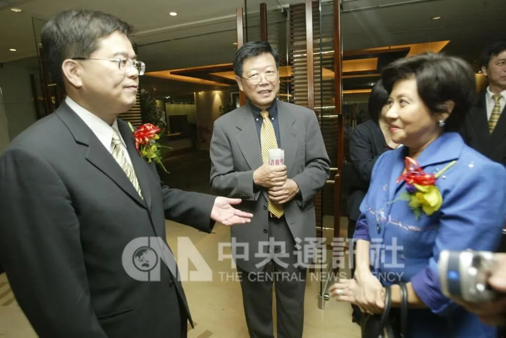 中央社創社社慶及改制10週年酒會2006年於晶華酒店舉行，前總編輯王應機（中）出席。（中央社檔案照片）