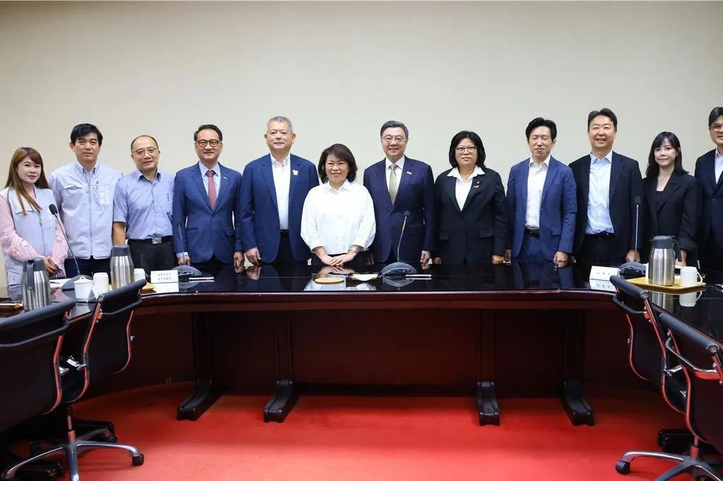 雙方會後雖達成3大共識但黃敏惠表示不滿意只能勉強接受。(圖/黃敏惠臉書)