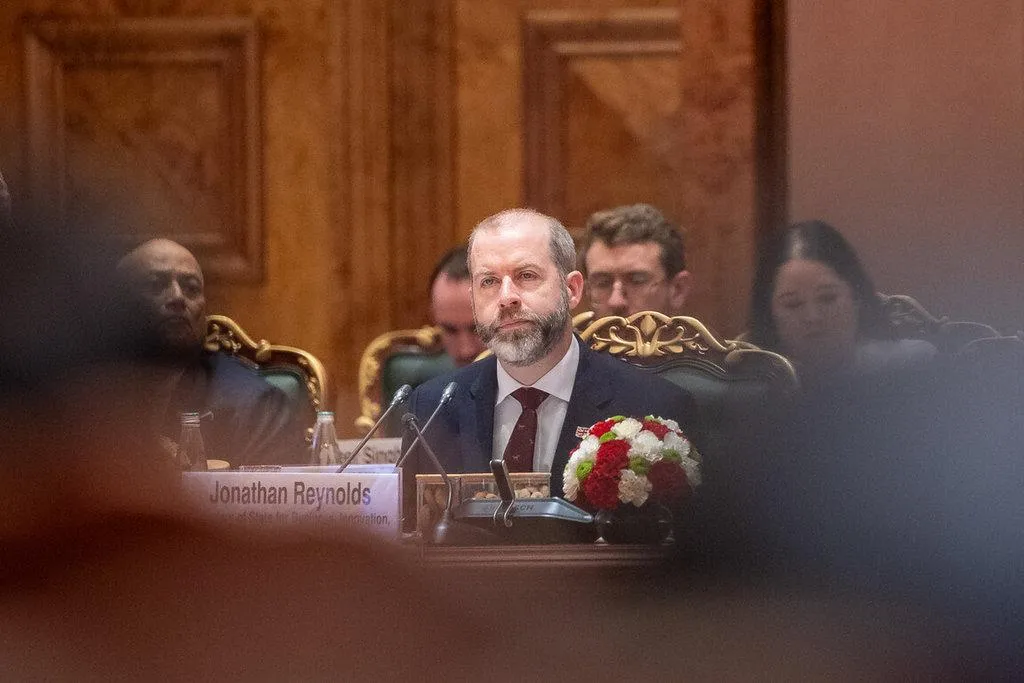 英國商業、創新、科學暨貿易大臣雷諾茲訪問印度期間接受英國媒體隨行記者採訪時透露，英國不會迫於來自歐盟的壓力，對中國電動車加徵進口關稅。（英國商業、創新、科學暨貿易部提供）