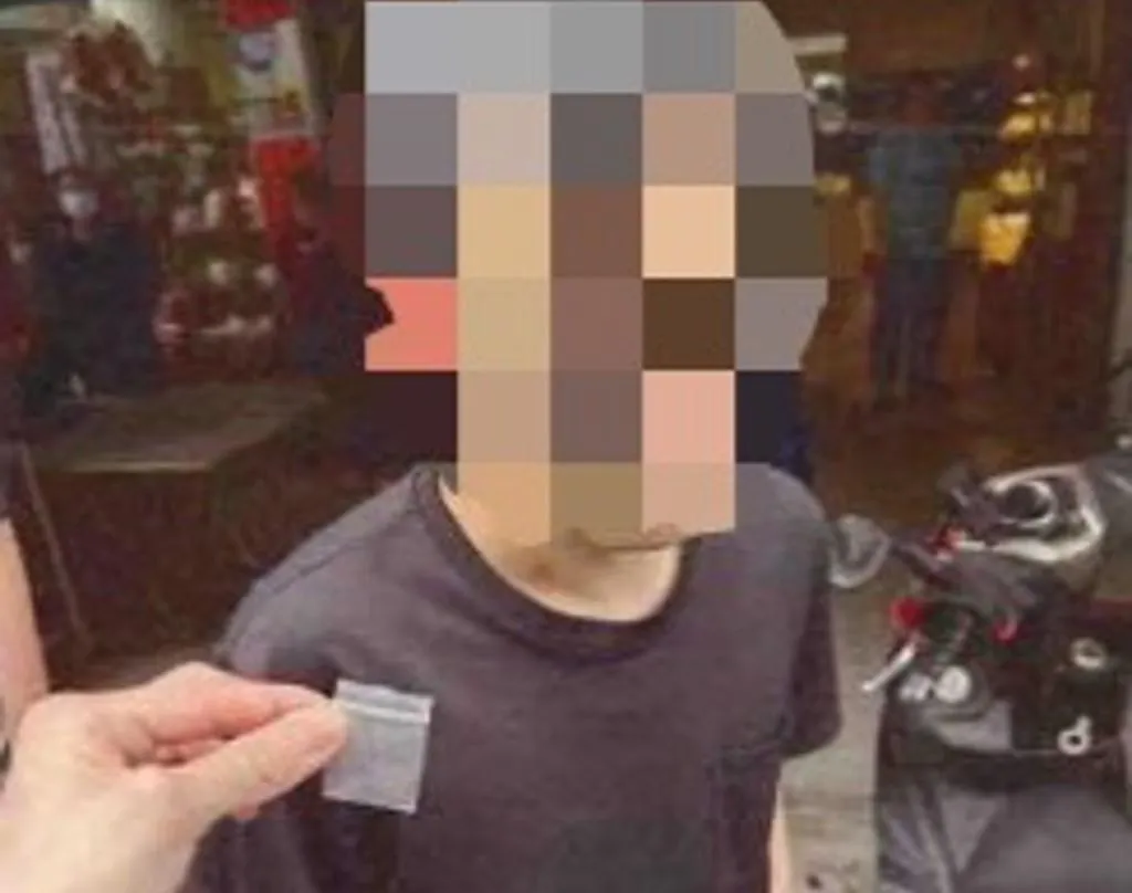 警方在盤查過程中查獲之毒品殘渣袋證物。（圖／警方提供）