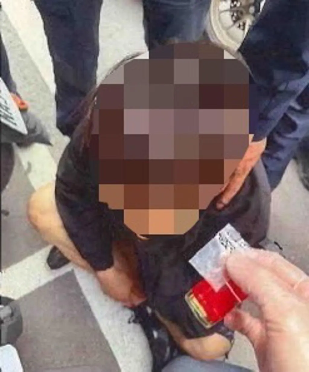 涉案當事人現場配合警方程序進行尿液採集。（圖／警方提供）
