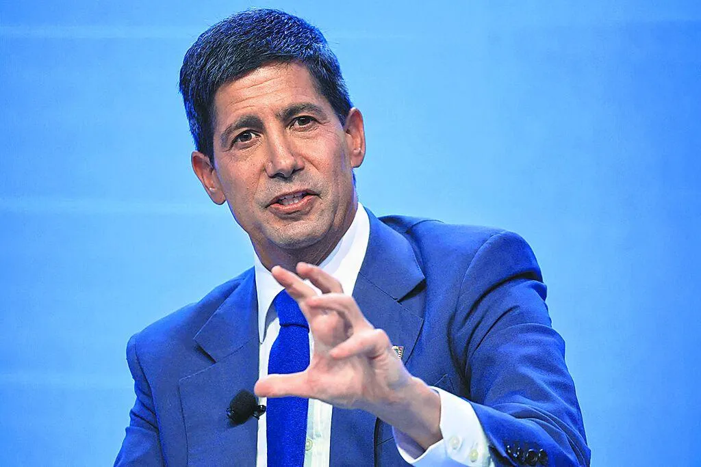 圖為Fed主席華許16日在曼谷出席國際貨幣基金（IMF）與世界銀行年會發表談話。（圖/路透）