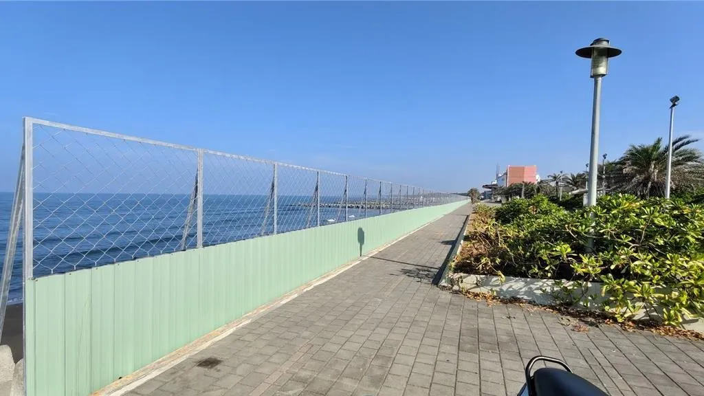 台南黃金海岸船屋附近約800公尺海岸因護岸工程架設圍籬。(水利署第六河川分署提供)