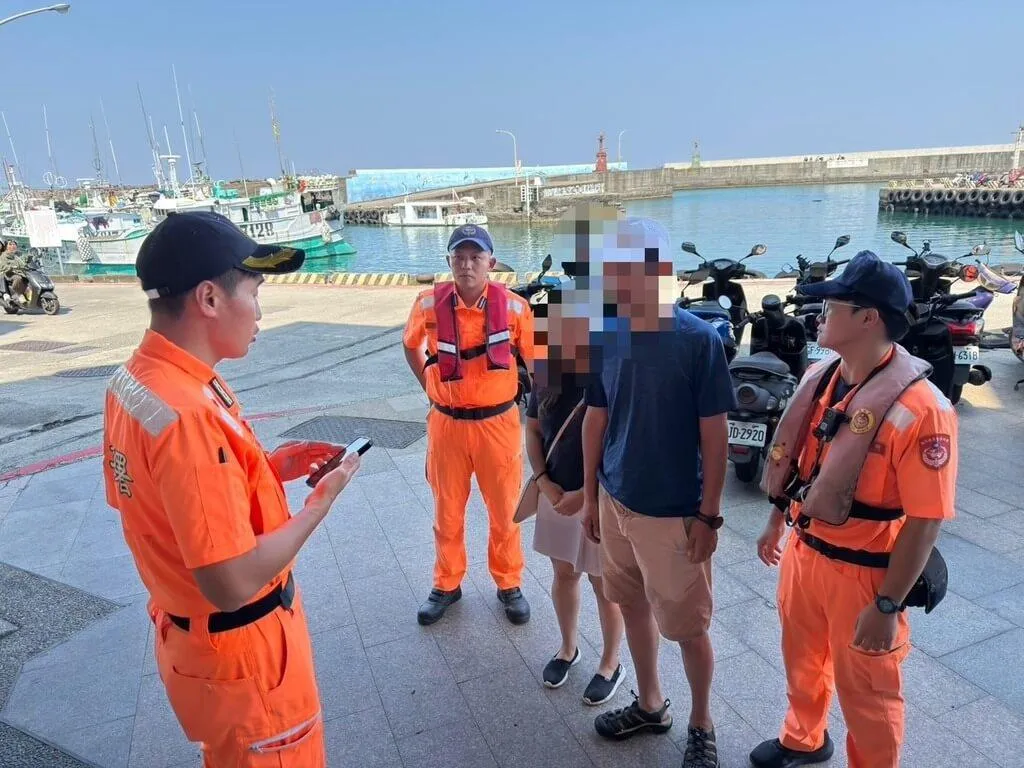 2名美國籍遊客15日在小琉球花瓶岩摸海龜，遭民眾錄影通報。海巡獲報趕往現場帶回2人，依涉違反野生動物保育法解送台灣屏東地方檢察署偵辦。（圖／海巡提供）