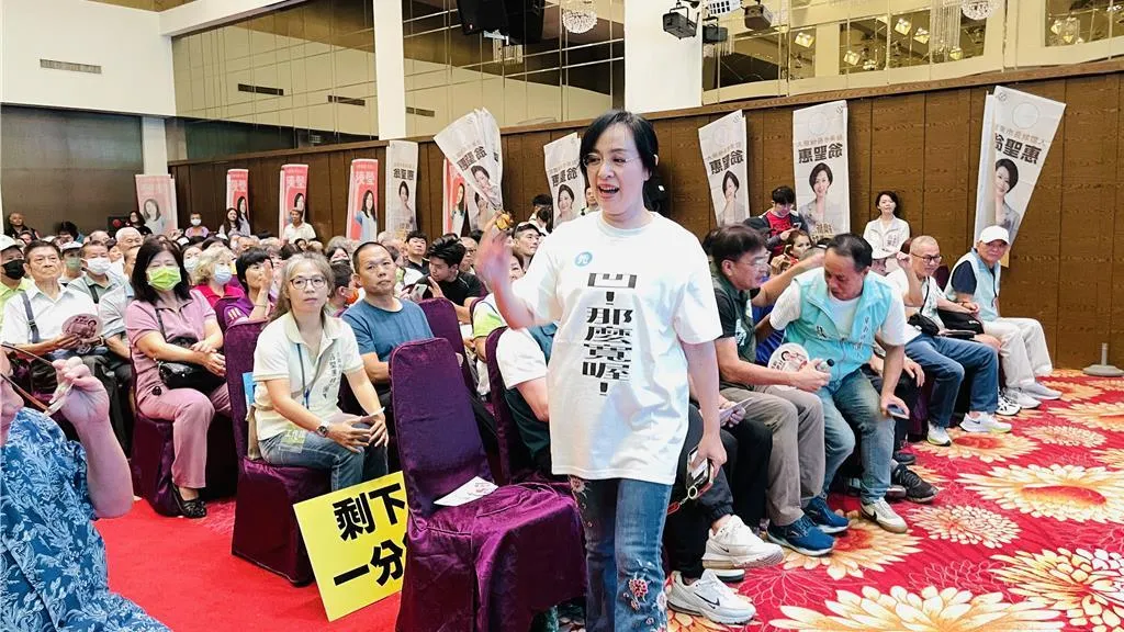 陳瑩17日穿特製T恤現身。（圖／中國時報，蕭嘉蕙攝）