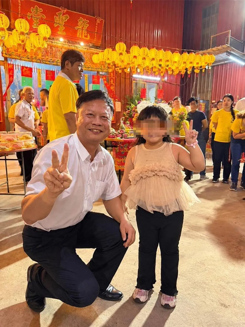 現任員林市代理市長賴致富(前排左1)2023年也曾擲平安龜並黏在八仙彩上。(圖/大村龍聖堂提供)