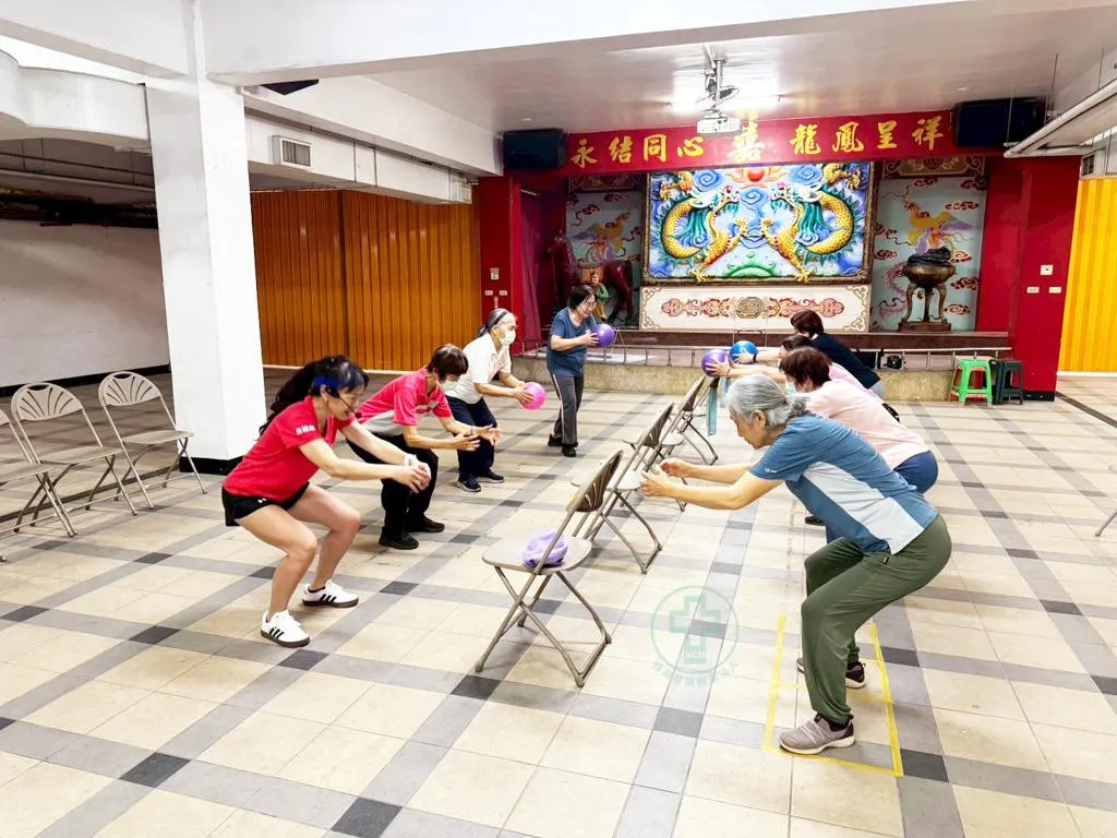 信義鎮南宮C據點長輩肌力訓練。（圖／中時報系、高雄基督教醫院提供）