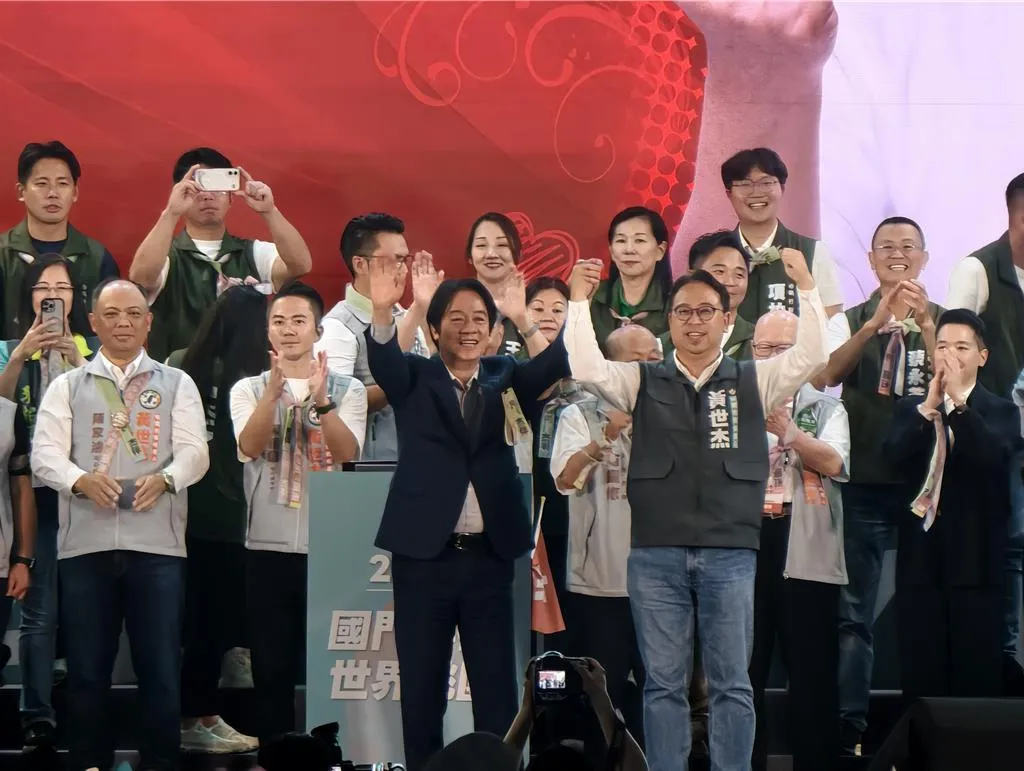 黃世杰北區競選總部成立大會18日晚間於桃園區朝陽公園舉行，賴清德總統前來站台助講。（中時賴佑維攝）